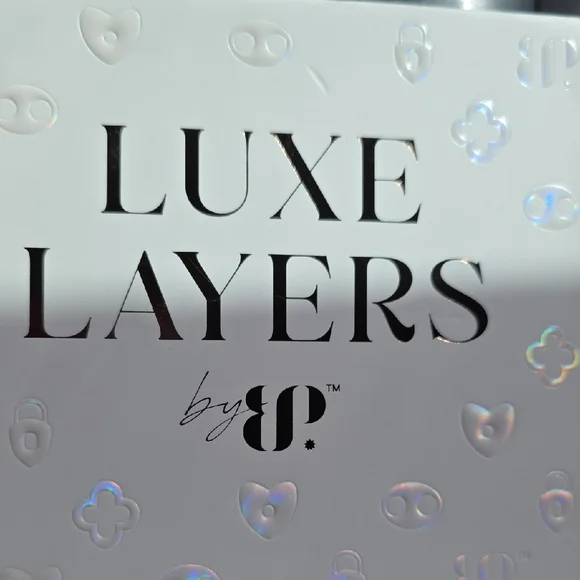 LUXE LAYERS Gold and Green Layered Chain Necklace with Emerald-Style Pendant - Picture 6 of 6